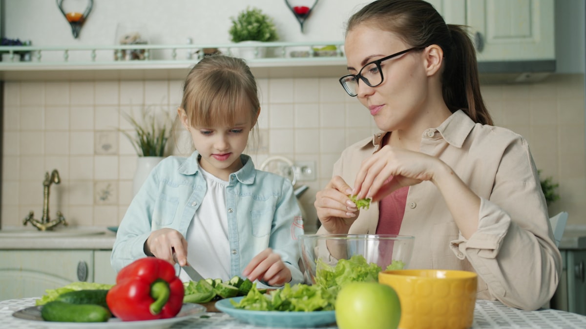 Famille heureuse dégustant un repas sain ensemble